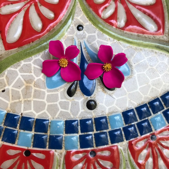 Jewelry - Like 🆕 Flower Earrings